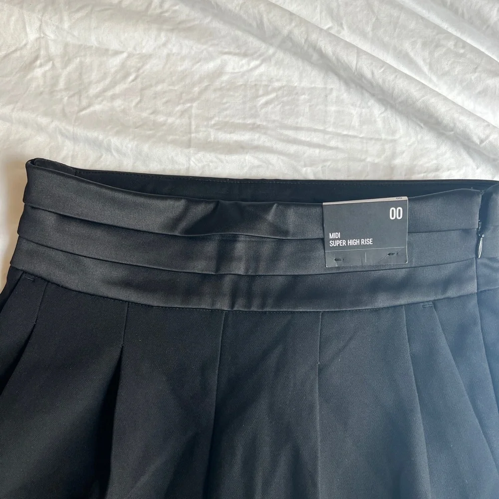 High waist midi shorts. Tuxedo waist . Brand new with tags. Black. size 00 - Picture 4 of 8
